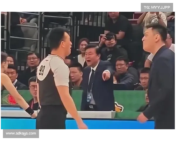 CBA技术代表辱骂杨鸣,身份被扒出,26年前曾被辽篮悍将用球抡击 CBA技术代表辱骂杨鸣,身份被扒出,26年前曾被辽篮悍将用球抡击